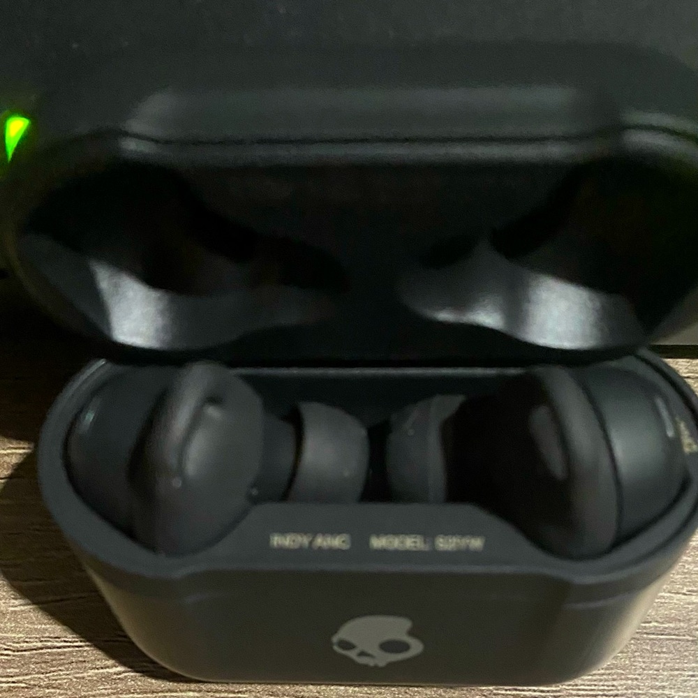 Skull Candy wireless ear buds - missing charging cord. Takes USB